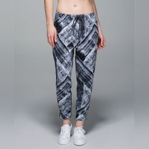Lululemon jet crop full on luon heat wave black white pattern